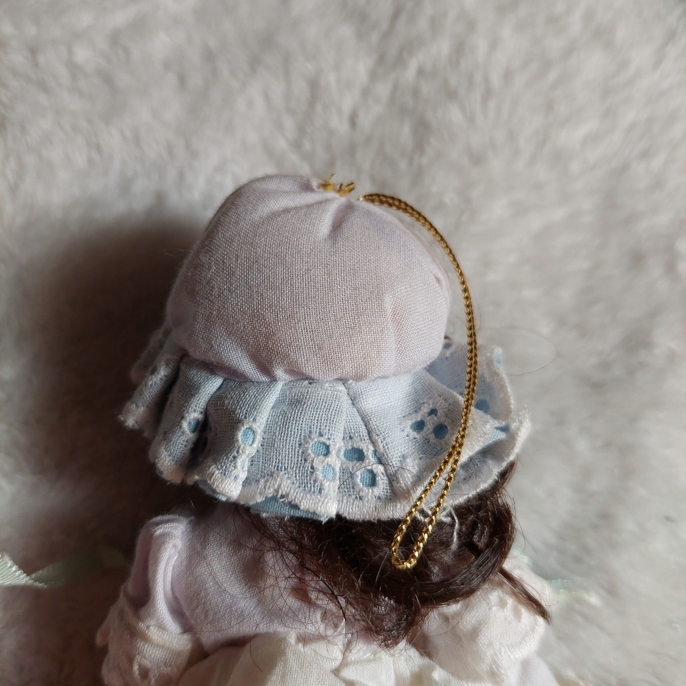 Beautiful Cottage 80s Vintage Porcelain Doll - Picture 4 of 9